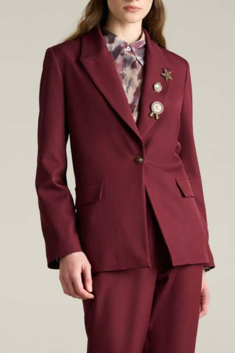 Giacca over monopetto burgundy con spille