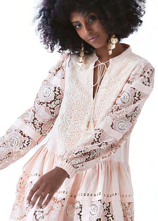 Abito rosa in lino con ricami in macramè