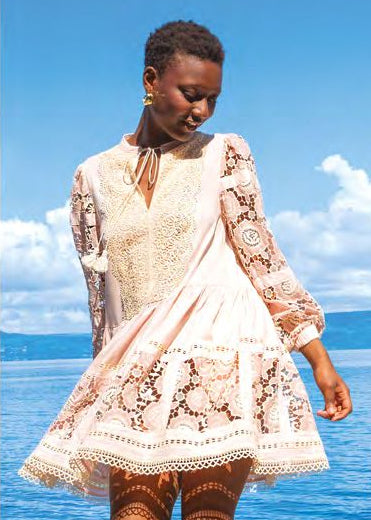 Abito rosa in lino con ricami in macramè