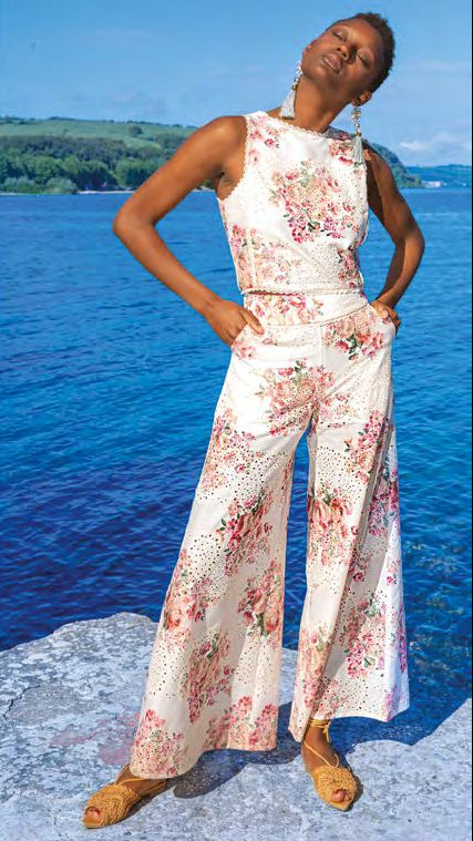 Completo bianco floreale e ricami in macramè con top smanicato e pantalone palazzo