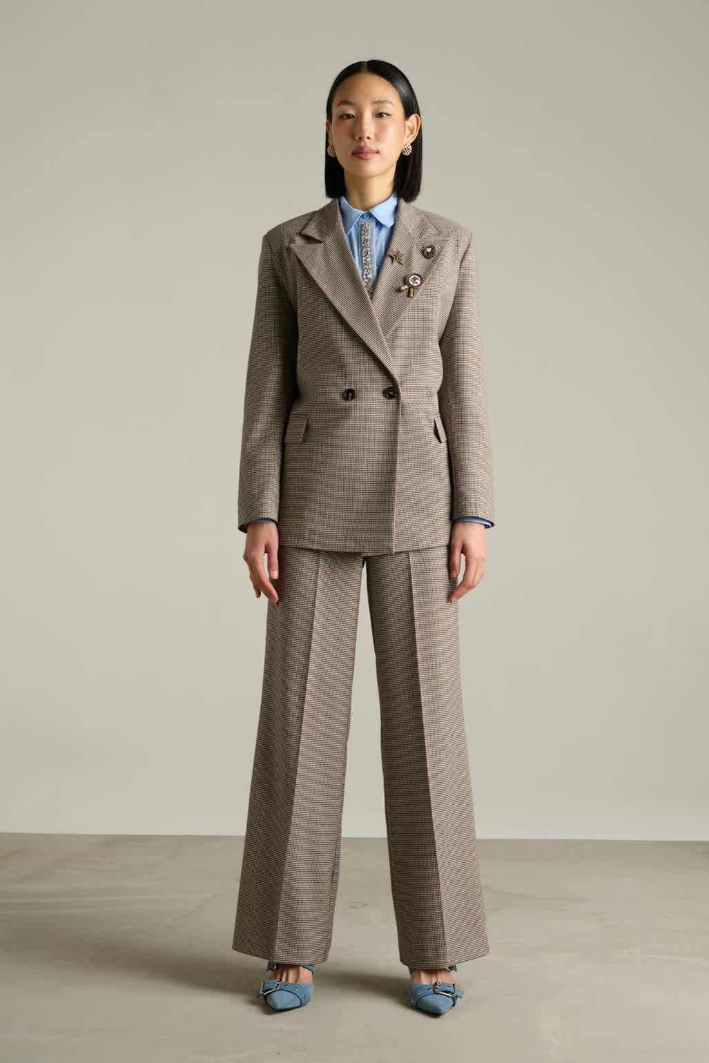 Blazer doppiopetto in pied de poule con spille