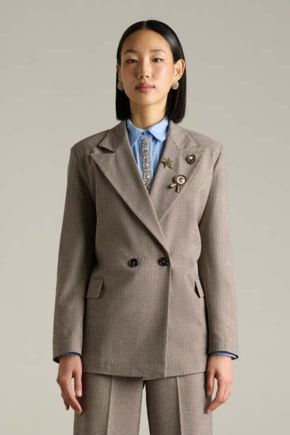Blazer doppiopetto in pied de poule con spille