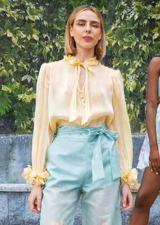 Blusa gialla con volant sui polsi