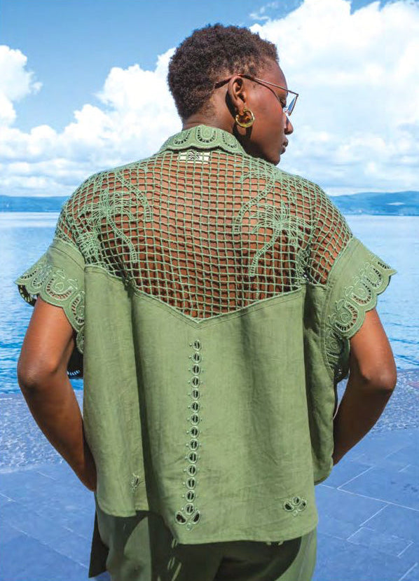 Camicia verde con ricami in macramè